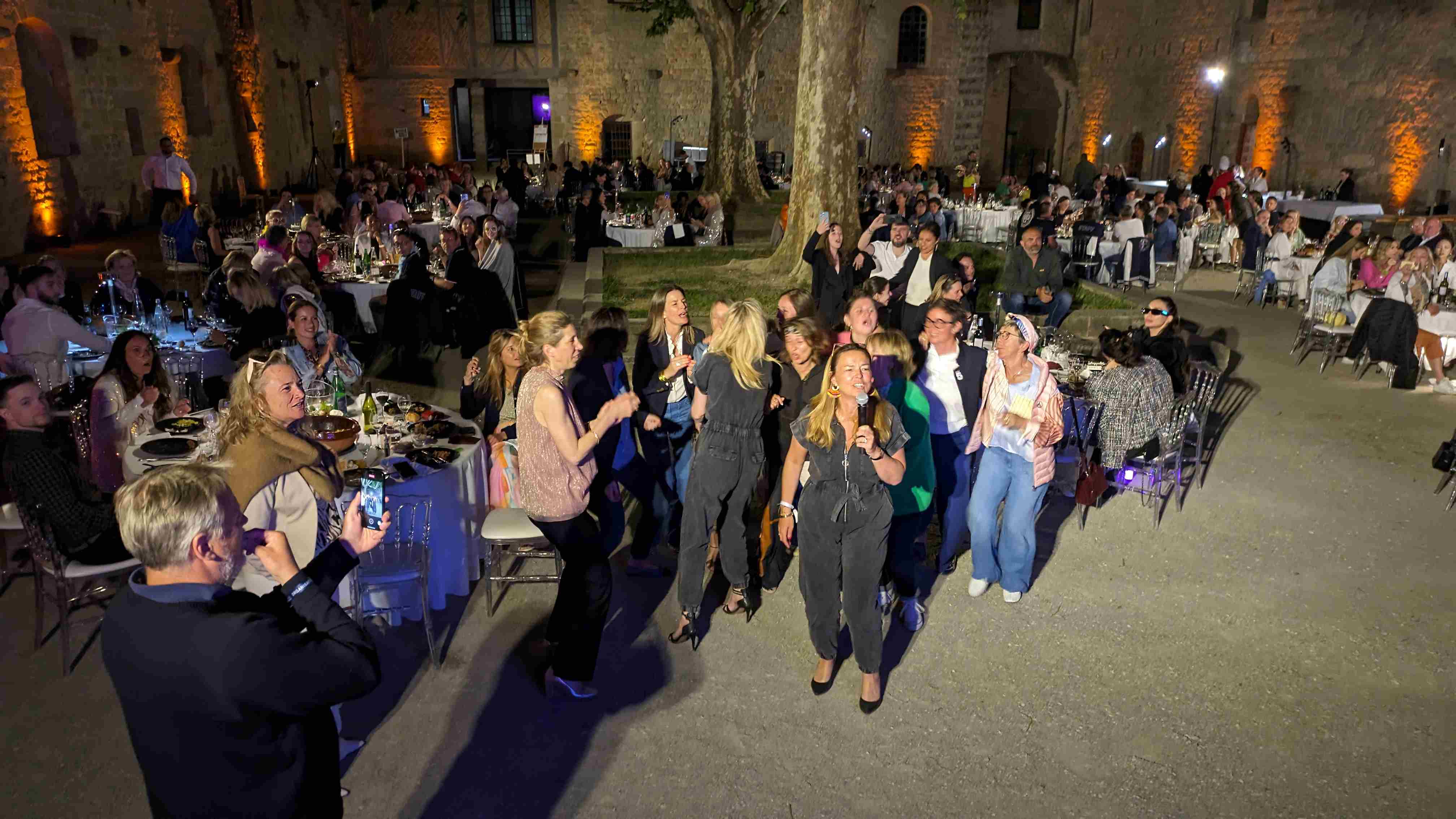 Yoan, animateur micro de karaoké à Carcassonne pour le Rallye des Demoiselles