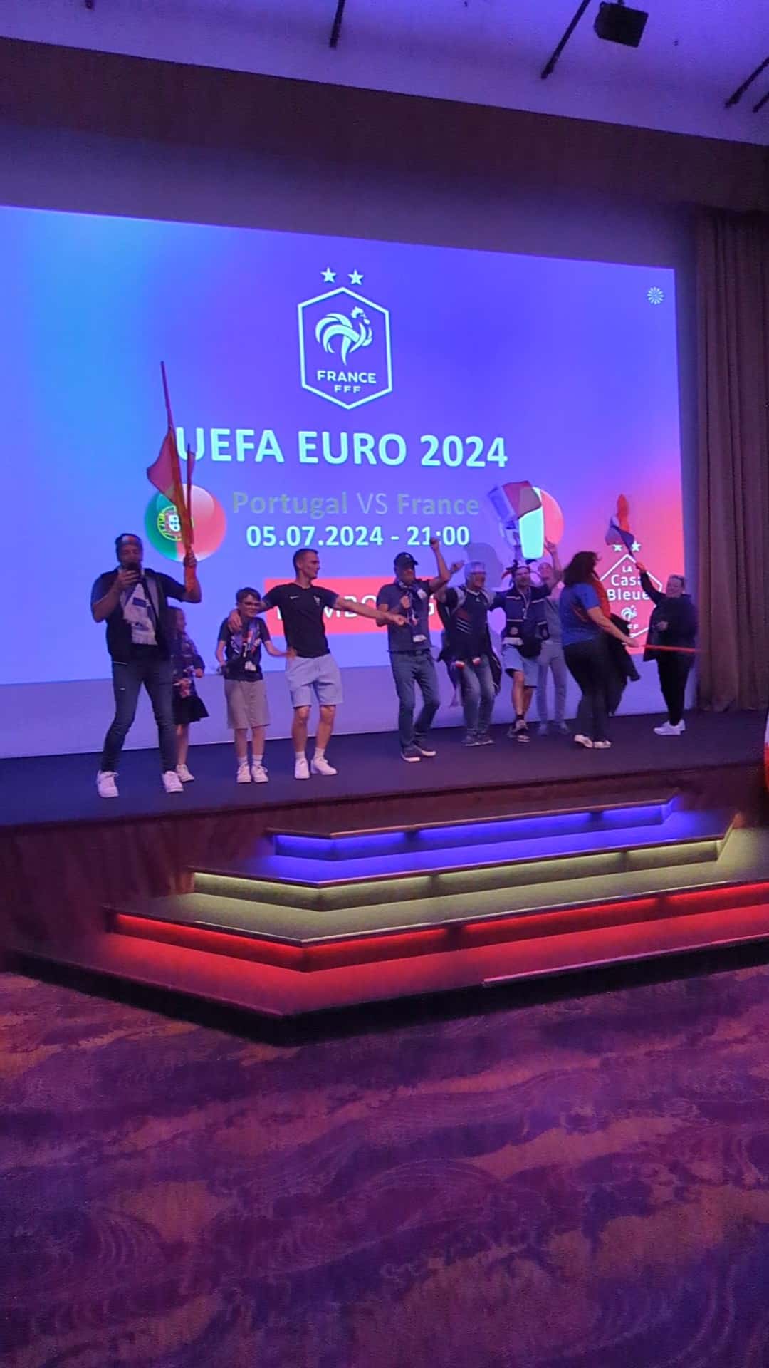 Animateur micro de la Casa Bleue de Hambourg pendant l'Euro 2024 de football