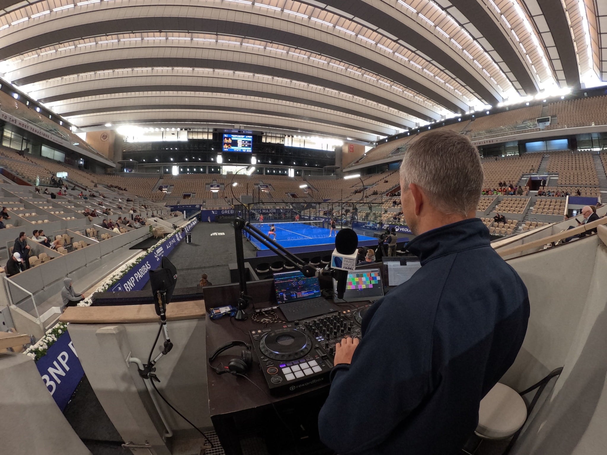 Yoan, ambianceur DJ du tournoi de Premier Padel à Paris