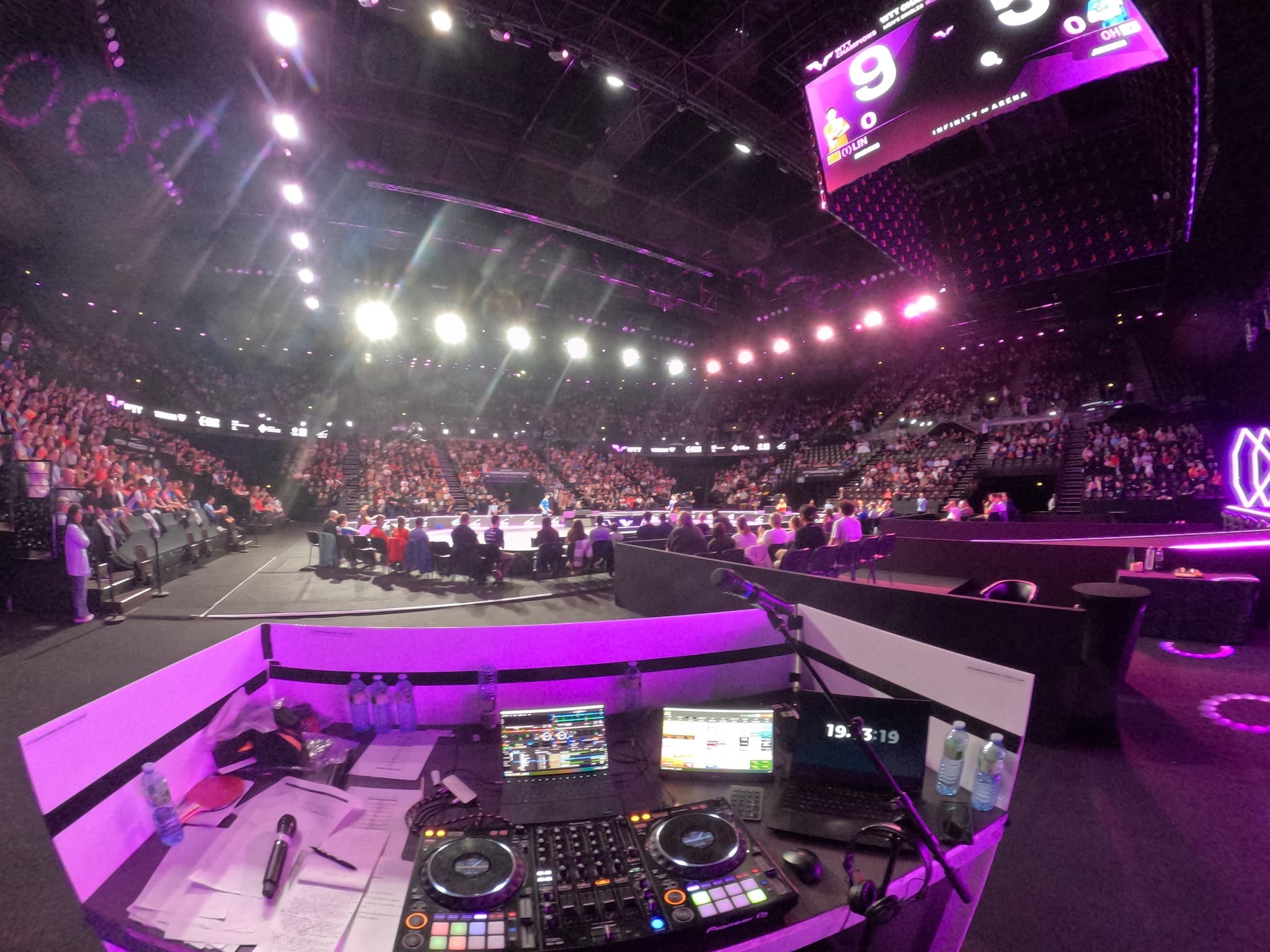 Yoan, ambianceur DJ du tennis de table pendant le WTT de Montpellier